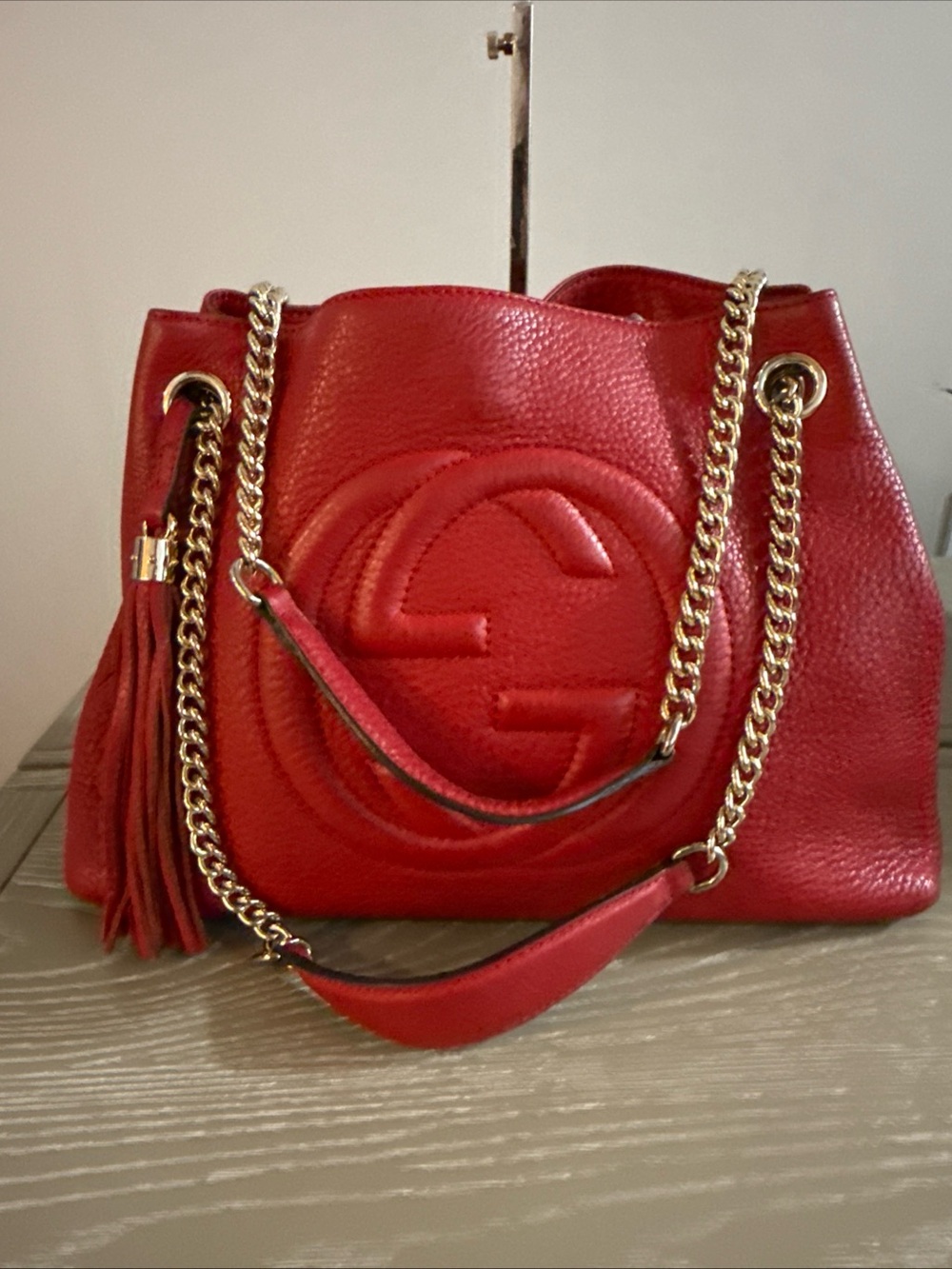 Gucci Red Pebbled Leather Shoulder Bag with Gold Chains - Picture 4 of 16